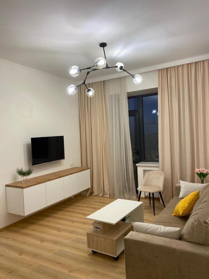 Beautiful Apartment With 3 Balconies In The Center Of Jereván Kültér fotó